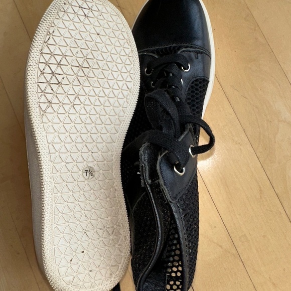 Vince Camuto Black leather/ mesh sneaker, 7.5, CB2318 - Picture 8 of 8